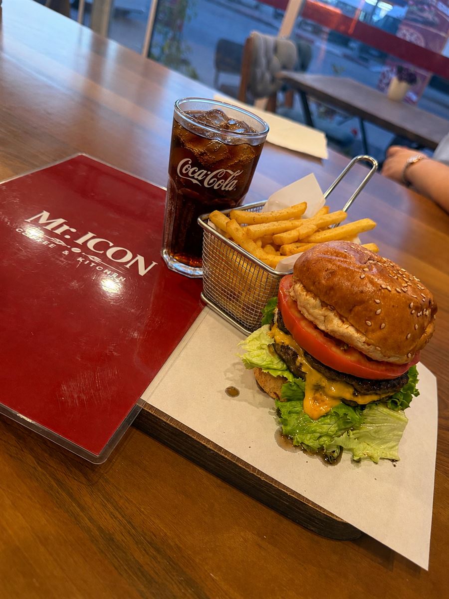Cheddar peynirli Mr.ICON burger, patates kızartması ve içecek
