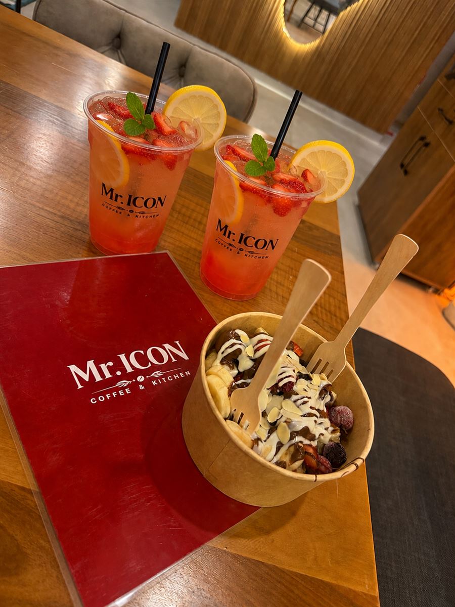 Çilekli limonata ve waffle kâse ikilisi