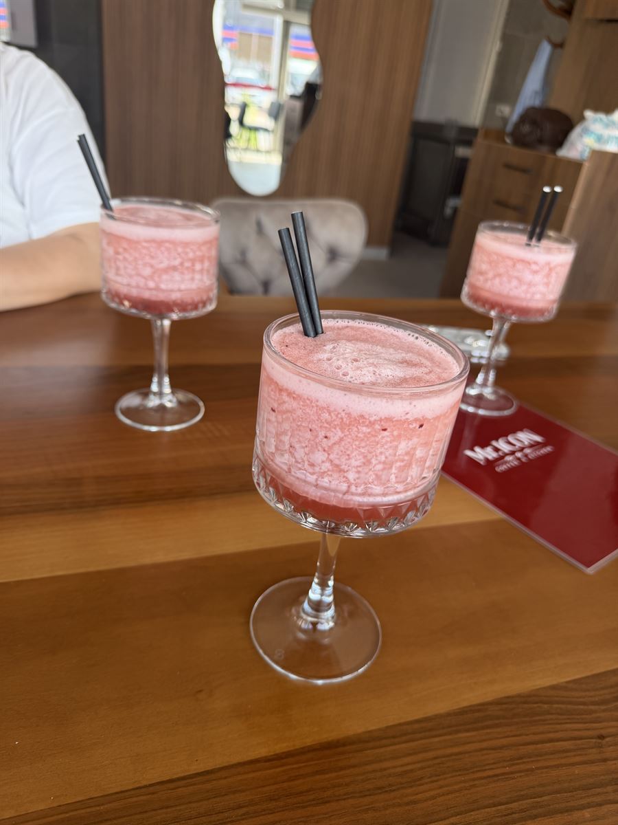 Kristal bardaklarda çilekli smoothie