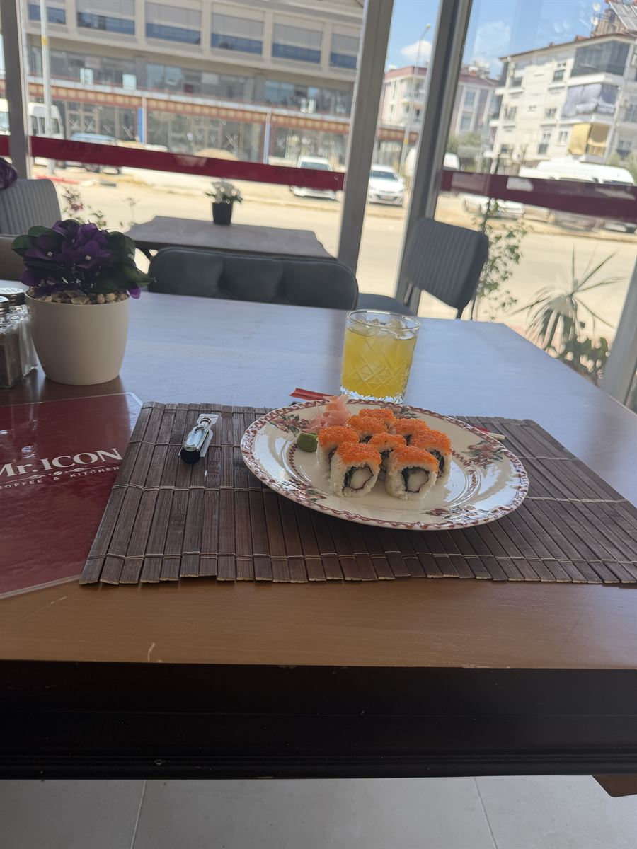 California roll sushi tabağı ve limonata