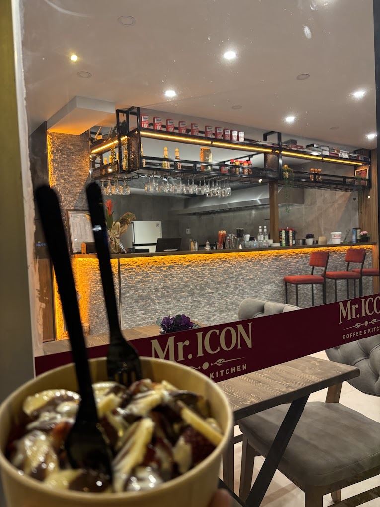 Mr.ICON tezgâhı önünde çikolatalı tatlı kâsesi