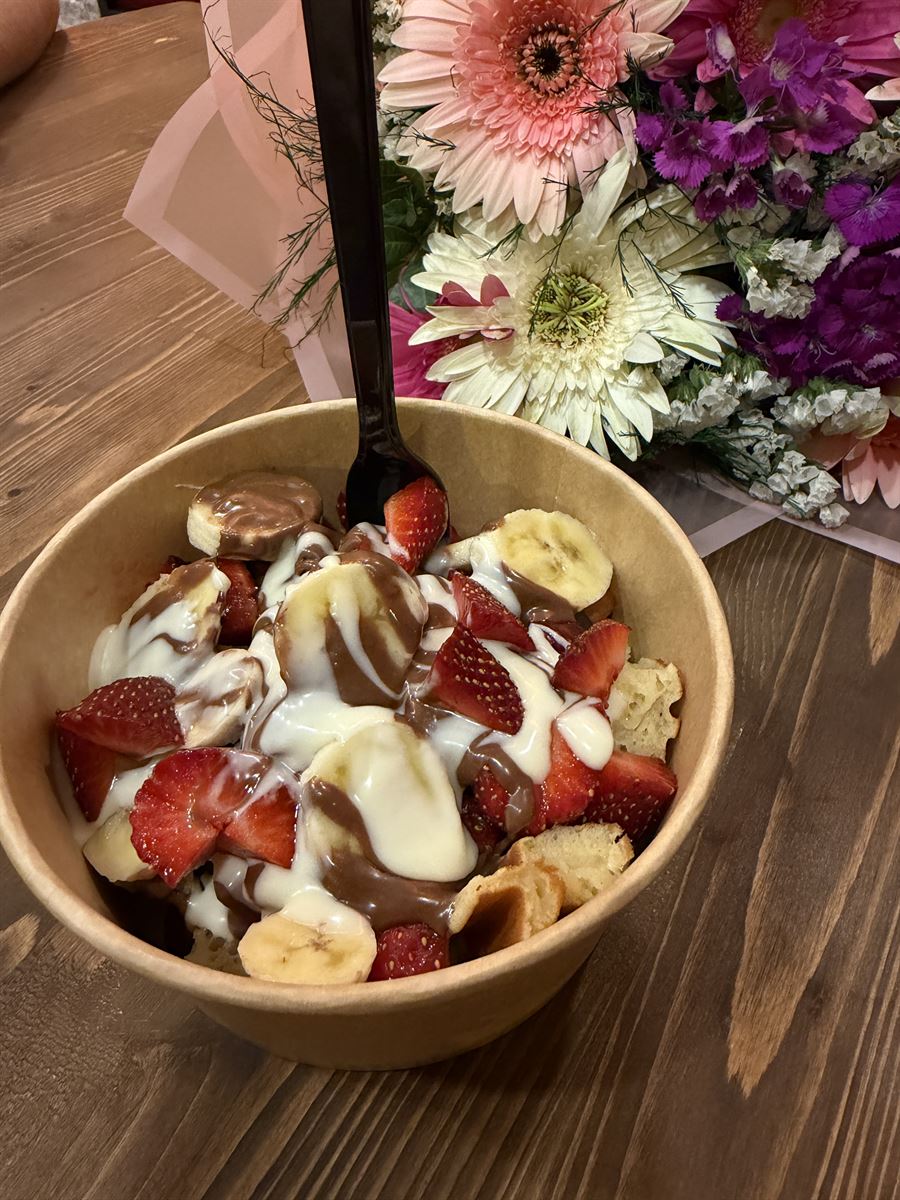Çilek, muz, beyaz ve sütlü çikolatalı waffle kâsesi